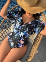 Maiô plus size Ana, estampa de coco, manga curta e costas nuas. Ajuste confortável com tecido de elasticidade média, perfeito para dias de sol.