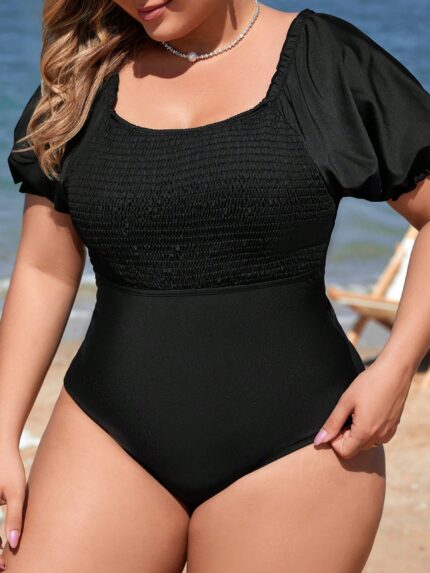Maiô plus size Julia com gola quadrada, mangas bufantes e babados. Ideal para um visual refinado e confortável na praia ou à beira da piscina.