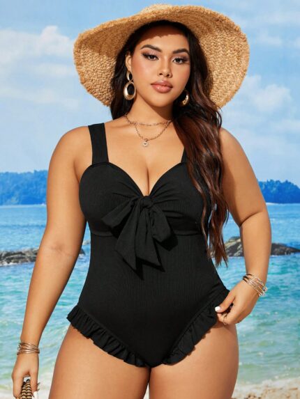 Maiô Plus Size sólido, feminino, com babados, nó e plissados. Decote profundo e cintura alta, perfeito para um visual elegante e casual.