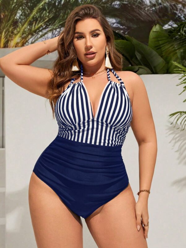 Maiô Plus Size monokini Vanessa, listrado azul marinho com decote V e costas nuas. Ideal para um visual descontraído e moderno na praia ou piscina.