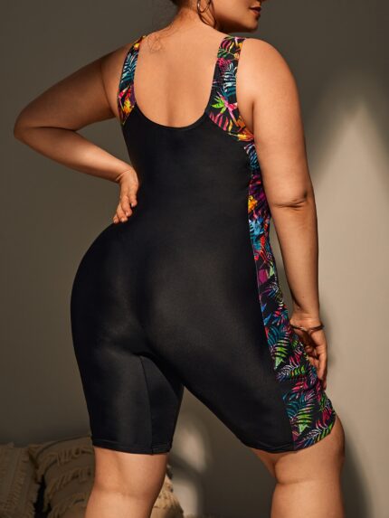 Maiô plus size Fernanda com estampa tropical e decote em U. Perfeito para um visual elegante e confortável nos dias de sol.