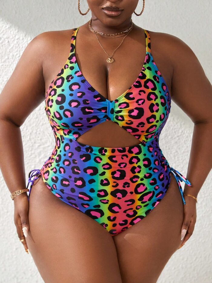 Maiô Plus Size decotado, estampa de onça e detalhe franzido. Ideal para momentos de lazer com estilo, conforto e sofisticação.