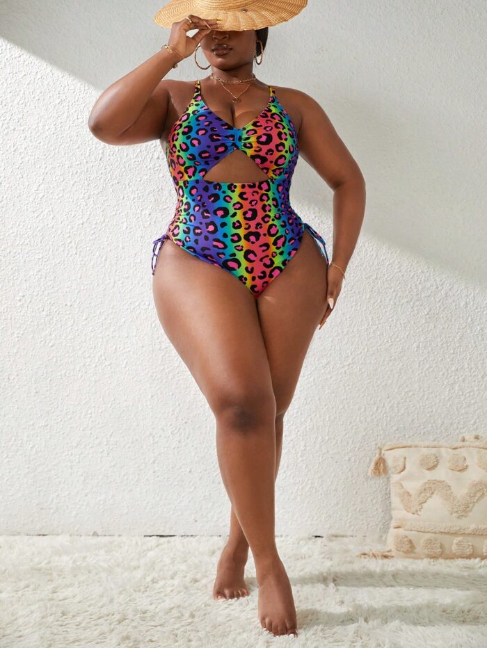 Maiô Plus Size decotado, estampa de onça e detalhe franzido. Ideal para momentos de lazer com estilo, conforto e sofisticação.