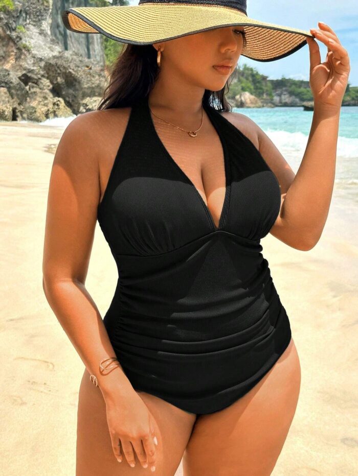Maiô Plus Size verde escuro com amarração no pescoço, detalhes franzidos e costas nuas. Modelo sofisticado e prático para o verão.
