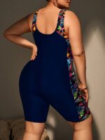 Maiô plus size Fernanda com estampa tropical e decote em U. Perfeito para um visual elegante e confortável nos dias de sol.
