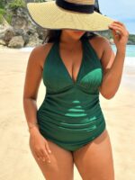 Maiô Plus Size verde escuro com amarração no pescoço, detalhes franzidos e costas nuas. Modelo sofisticado e prático para o verão.