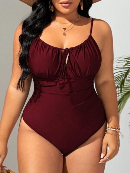 Maiô Plus Size Camila com amarração frontal e cor sólida, perfeito para dias ensolarados com conforto e estilo.