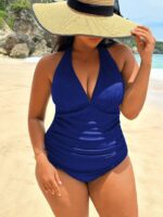 Maiô Plus Size verde escuro com amarração no pescoço, detalhes franzidos e costas nuas. Modelo sofisticado e prático para o verão.