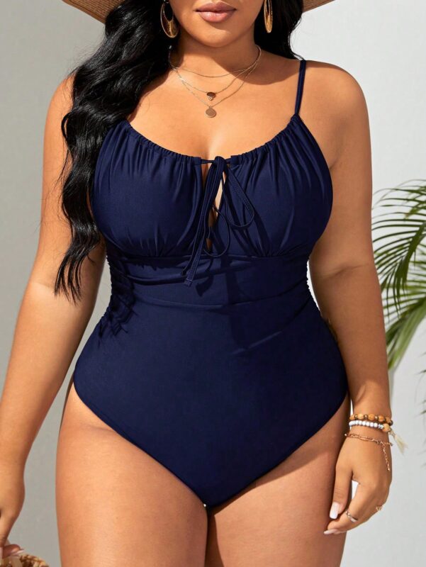 Maiô Plus Size Camila com amarração frontal e cor sólida, perfeito para dias ensolarados com conforto e estilo.